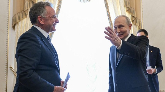 ВИТКОФ ГО ПОФАЛИ ПУТИН ДЕКА Е ХУМАНИТАРЕЦ