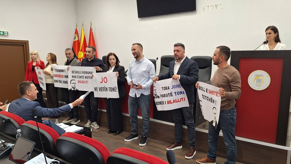 СО ТРАНСПАРЕНТИ И СВИРЧИЊА ОПОЗИЦИЈАТА ВО ТЕТОВСКИОТ СОВЕТ СЕ ПРОТИВЕШЕ НА ДОНЕСУВАЊЕТО ФИЗИБИЛИТИ СТУДИЈА ЗА ИЗГРАДБА НА ДЕЛОВНО-АДМИНИСТРАТИВЕН ОБЈЕКТ СО ТРАНСПАРЕНТИ И СВИРЧИЊА ОПОЗИЦИЈАТА ВО ТЕТОВСКИОТ СОВЕТ СЕ ПРОТИВЕШЕ НА ДОНЕСУВАЊЕТО ФИЗИБИЛИТИ СТУДИЈА ЗА ИЗГРАДБА НА ДЕЛОВНО-АДМИНИСТРАТИВЕН ОБЈЕКТ