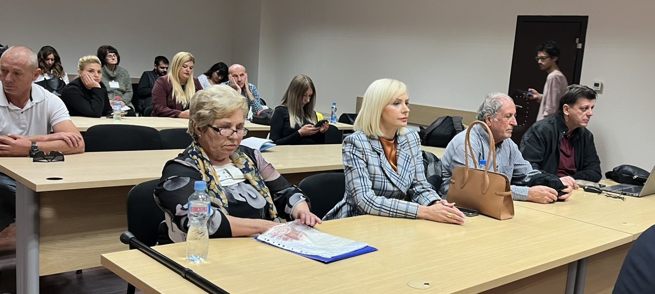 МАЈКАТА НА СУДИЈАТА ЃОКО РИСТОВ ТВРДИ ДЕКА 350-ТЕ ИЛЈАДИ ЕВРА СКРИЕНИ ЗАД ШПОРЕТОТ СЕ ОД ЗЕМЈОДЕЛИЕ, СВЕДОЧЕШЕ ДЕКА „СÈ ШТО ЌЕ Ѝ ОСТАНЕЛЕ ПАРИЧИЊА, ВО ФОЛИИЧКА ГИ СТАВАЛА ЗАД ПЛОЧКИТЕ“
