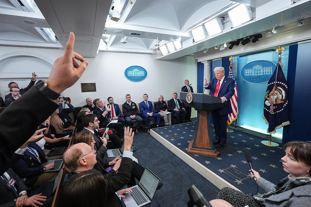 ТРАМП САКА ДА ЈА ЗАМЕНИ САЛАТА ЗА МЕДИУМИТЕ ВО БЕЛАТА КУЌА СО БАЗЕН ТРАМП САКА ДА ЈА ЗАМЕНИ САЛАТА ЗА МЕДИУМИТЕ ВО БЕЛАТА КУЌА СО БАЗЕН