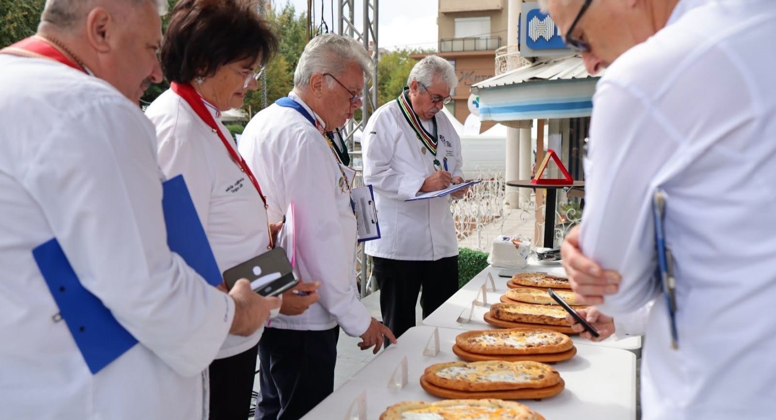 ВEЛЕШКАТА ПАСТРМАЈЛИЈА Е СЛИЧНА СО ПИТИТЕ ОД ТУРЦИЈА И АЗЕРБЕЈЏАН, ТРЕБА ДА СЕ ПРОМОВИРА КАКО ТУРИСТИЧКА АТРАКЦИЈА, РЕКОА КУЛИНАРИ ОД 15 ЗЕМЈИ НА ГАСТРОФЕСТ ВEЛЕШКАТА ПАСТРМАЈЛИЈА Е СЛИЧНА СО ПИТИТЕ ОД ТУРЦИЈА И АЗЕРБЕЈЏАН, ТРЕБА ДА СЕ ПРОМОВИРА КАКО ТУРИСТИЧКА АТРАКЦИЈА, РЕКОА КУЛИНАРИ ОД 15 ЗЕМЈИ НА ГАСТРОФЕСТ