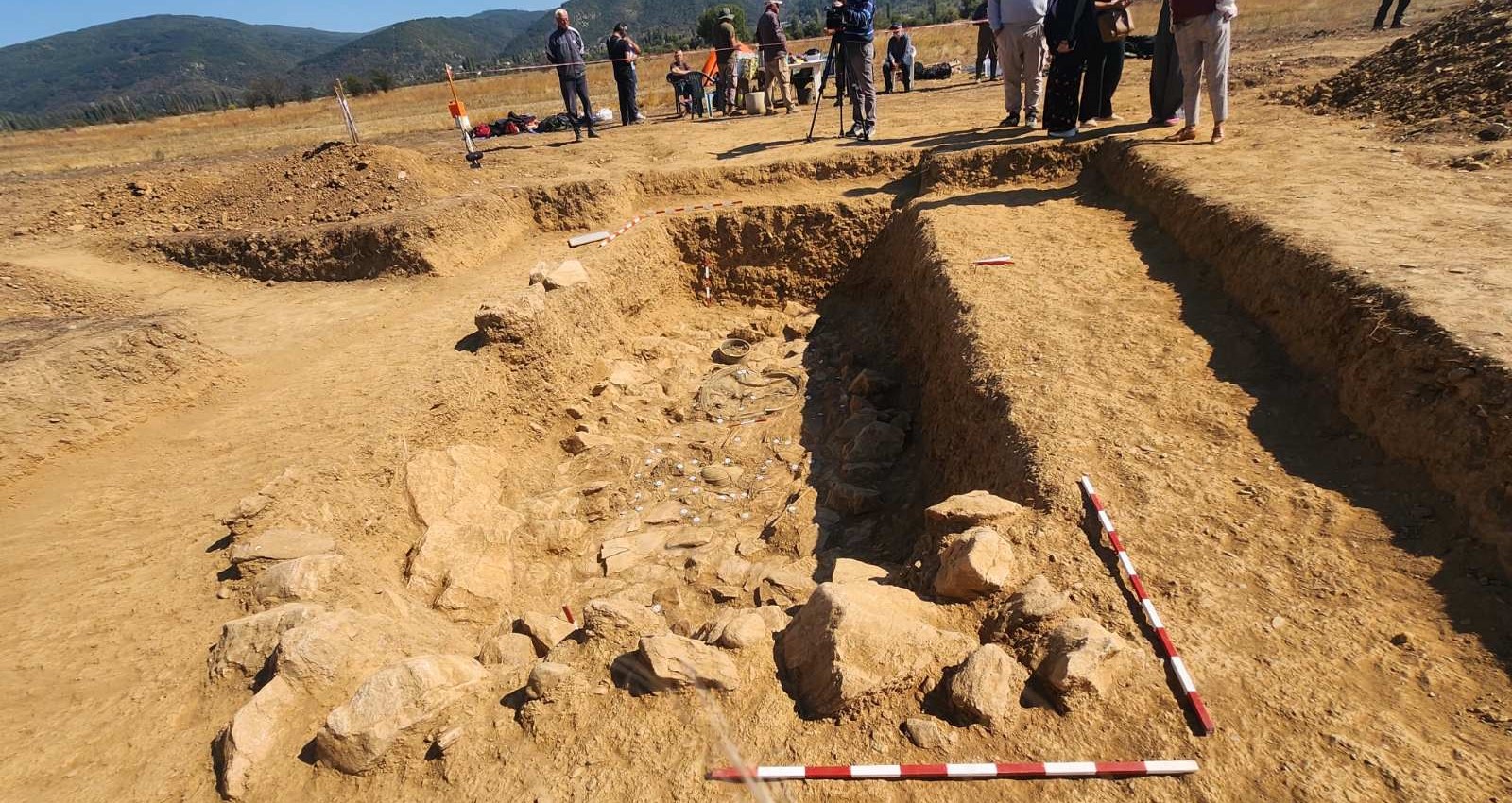 ЗЛАТНА ПОГРЕБНА МАСКА, ШТИТ, ШЛЕМ, МЕЧ И КОПЈА ОТКРИЕНИ ВО БОГАТ ГРОБ НА ВОЈНИК КАЈ КОРОШИШТА, СТРУШКО ЗЛАТНА ПОГРЕБНА МАСКА, ШТИТ, ШЛЕМ, МЕЧ И КОПЈА ОТКРИЕНИ ВО БОГАТ ГРОБ НА ВОЈНИК КАЈ КОРОШИШТА, СТРУШКО