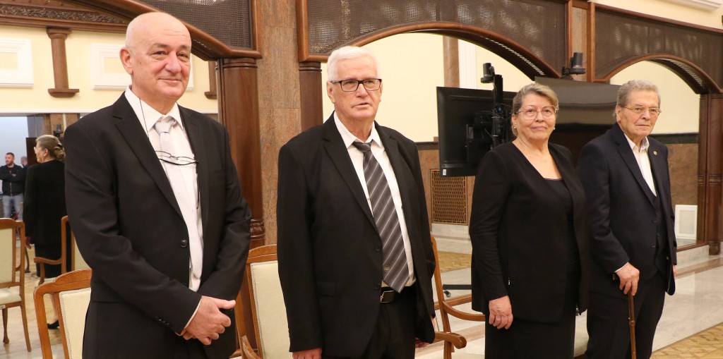 ДОДЕЛЕНА НАГРАДАТА „11 ОКТОМВРИ“ НА ВЕНКО АНДОНОВСКИ, ВЛАДО ПОПОВСКИ, ЃУЛУМСЕР КАСАПИ И ДИМИТАР ПАНДЕВ ДОДЕЛЕНА НАГРАДАТА „11 ОКТОМВРИ“ НА ВЕНКО АНДОНОВСКИ, ВЛАДО ПОПОВСКИ, ЃУЛУМСЕР КАСАПИ И ДИМИТАР ПАНДЕВ