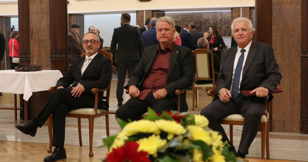 АКТЕРОТ ЃОРЃИ ЈОЛЕВСКИ И ПРОФЕСОРИТЕ СТОЈКО СТОЈКОВ И ВИКТОР ЛИЛЧИЌ АДАМС СЕ ДОБИТНИЦИ НА ДРЖАВНАТА НАГРАДА „23 ОКТОМВРИ“ АКТЕРОТ ЃОРЃИ ЈОЛЕВСКИ И ПРОФЕСОРИТЕ СТОЈКО СТОЈКОВ И ВИКТОР ЛИЛЧИЌ АДАМС СЕ ДОБИТНИЦИ НА ДРЖАВНАТА НАГРАДА „23 ОКТОМВРИ“