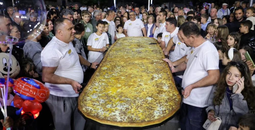 ЏИНОВСКАТА ПАСТРМАЛИЈА ВО ВЕЛЕС ДОСТИГНА 4,4 МЕТРИ, ОД ПРОДАЖБАТА СЕ СОБРАА 15.000 ДЕНАРИ ЏИНОВСКАТА ПАСТРМАЛИЈА ВО ВЕЛЕС ДОСТИГНА 4,4 МЕТРИ, ОД ПРОДАЖБАТА СЕ СОБРАА 15.000 ДЕНАРИ