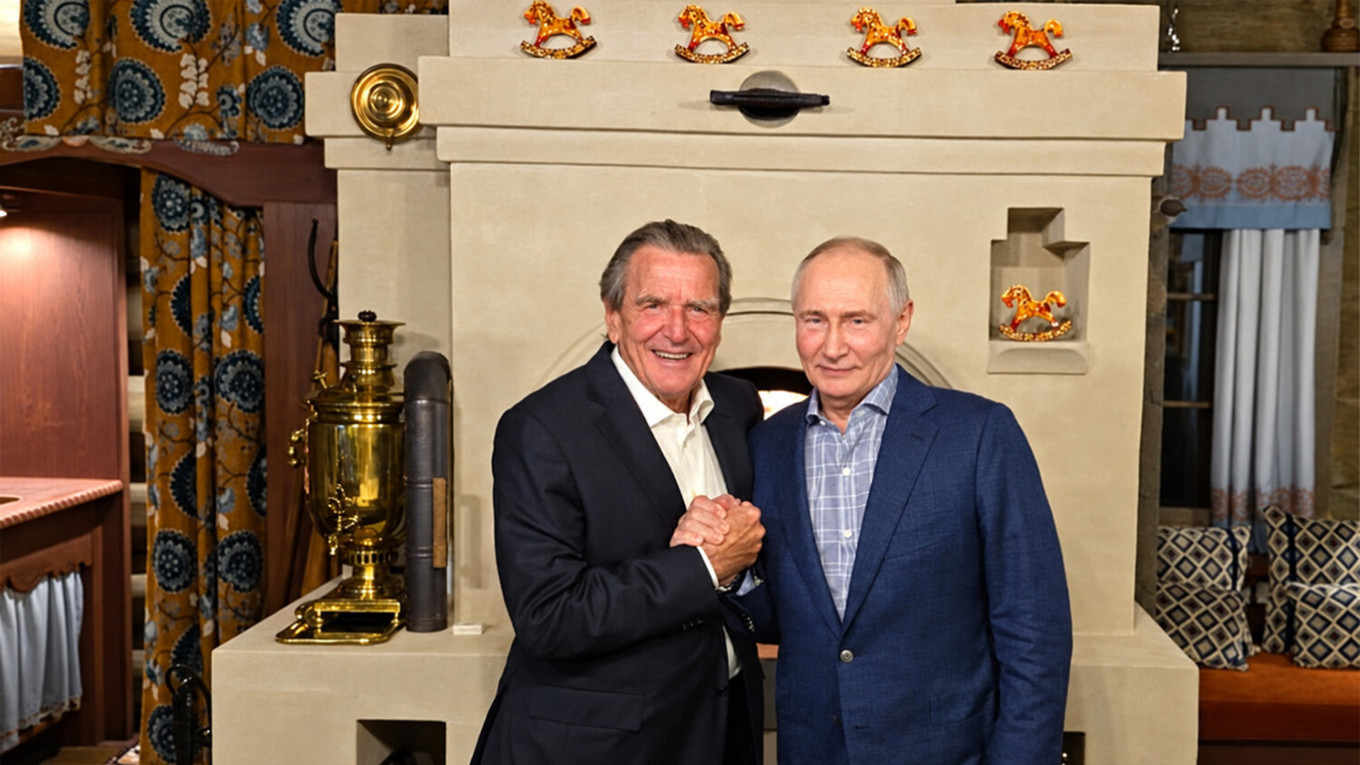 МЕРЦ ЛУТ ШТО БИВШИОТ КАНЦЕЛАР ШРЕДЕР БИЛ НА РОДЕНДЕНОТ НА ПУТИН