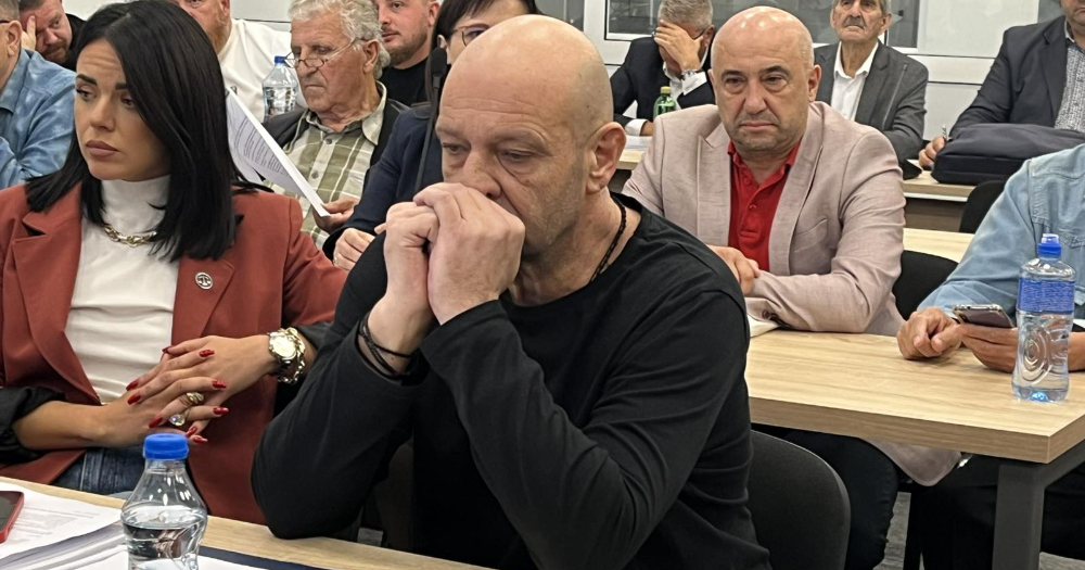 ВЕШТАКОТ НА ОДБРАНАТА ТВРДИ ДЕКА ВО „ПУЛС“ СЕ ИЗВЕДУВАЛЕ САМО ЛЕСНИ ЗАНАЕТЧИСКИ РАБОТИ, РОДИТЕЛИТЕ НА ЗАГИНАТИТЕ ОТСТРАНЕТИ ОД СУДНИЦАТА ПО СООЧУВАЊЕ СО ОБВИНЕТИОТ ЈОВАНОВ ВЕШТАКОТ НА ОДБРАНАТА ТВРДИ ДЕКА ВО „ПУЛС“ СЕ ИЗВЕДУВАЛЕ САМО ЛЕСНИ ЗАНАЕТЧИСКИ РАБОТИ, РОДИТЕЛИТЕ НА ЗАГИНАТИТЕ ОТСТРАНЕТИ ОД СУДНИЦАТА ПО СООЧУВАЊЕ СО ОБВИНЕТИОТ ЈОВАНОВ