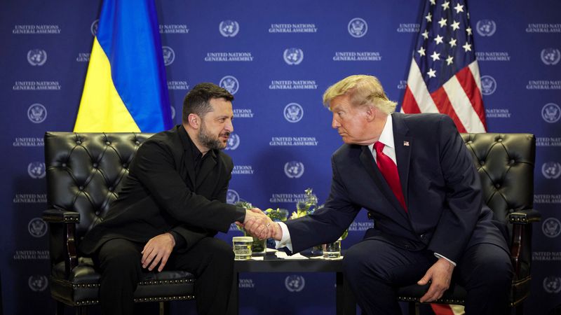 СО ЗЕЛЕНСКИ ПОТЕШКО СЕ ПРЕГОВАРА ОТКОЛКУ СО ПУТИН, КАЖА ТРАМП
