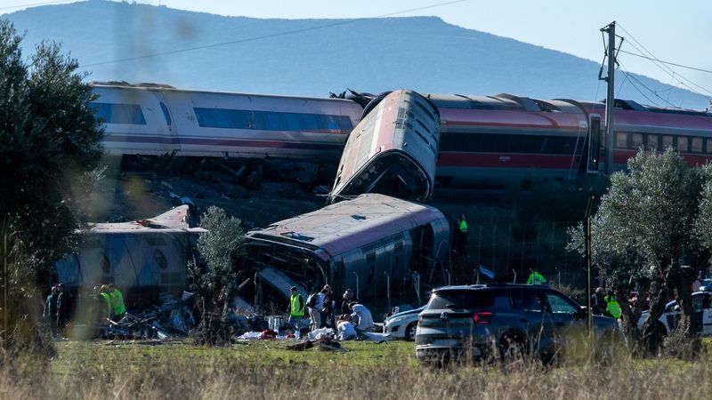 НАЈМАЛКУ ДЕСЕТ МРТВИ ВО СУДИР НА ДВА ВОЗА ВО ШПАНИЈА